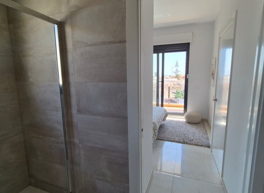 4 makuuhuone Huvila myytävänä paikassa Torrevieja mukana uima-altaan - 785 000 € (Ref: 9987256)