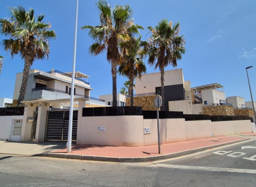4 makuuhuone Huvila myytävänä paikassa Torrevieja mukana uima-altaan - 785 000 € (Ref: 9987256)