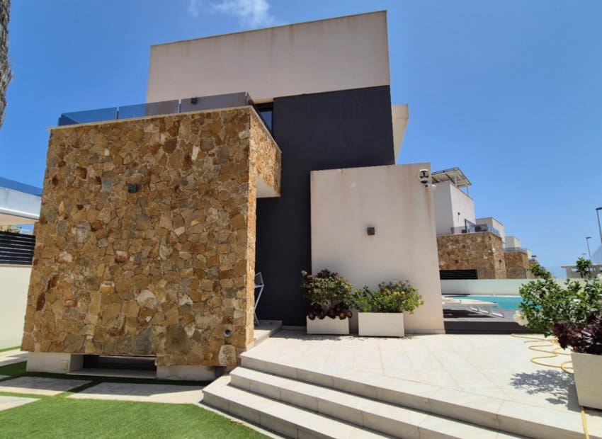 4 makuuhuone Huvila myytävänä paikassa Torrevieja mukana uima-altaan - 785 000 € (Ref: 9987256)