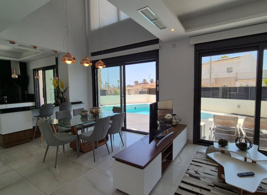 4 makuuhuone Huvila myytävänä paikassa Torrevieja mukana uima-altaan - 785 000 € (Ref: 9987256)