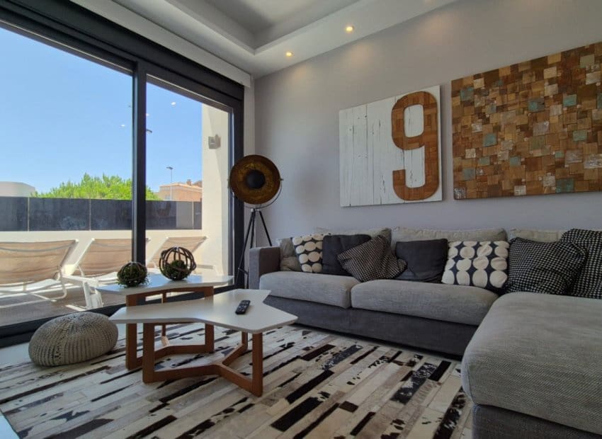 4 makuuhuone Huvila myytävänä paikassa Torrevieja mukana uima-altaan - 785 000 € (Ref: 9987256)