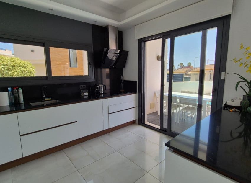 4 makuuhuone Huvila myytävänä paikassa Torrevieja mukana uima-altaan - 785 000 € (Ref: 9987256)