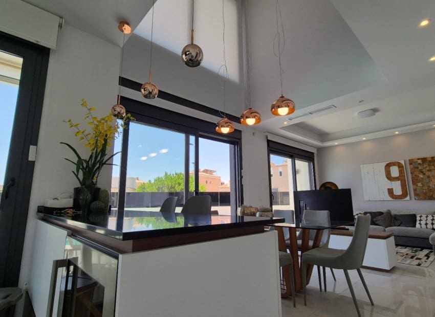 4 makuuhuone Huvila myytävänä paikassa Torrevieja mukana uima-altaan - 785 000 € (Ref: 9987256)