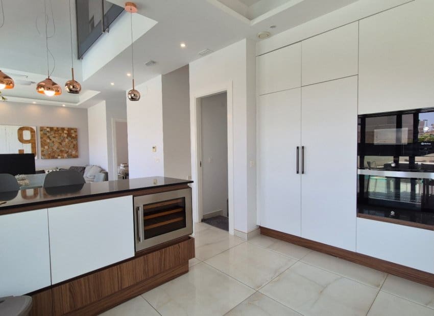 4 makuuhuone Huvila myytävänä paikassa Torrevieja mukana uima-altaan - 785 000 € (Ref: 9987256)