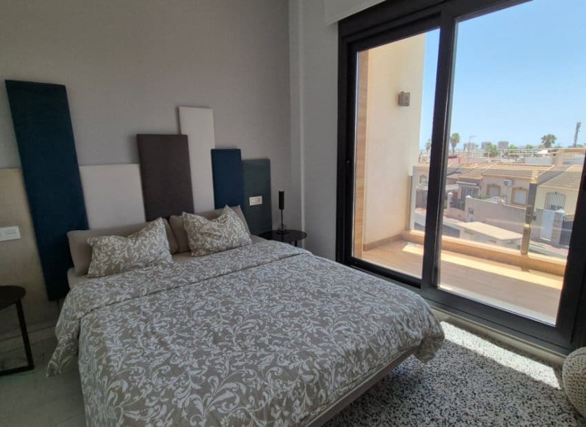4 makuuhuone Huvila myytävänä paikassa Torrevieja mukana uima-altaan - 785 000 € (Ref: 9987256)