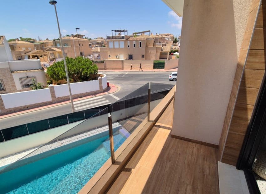 4 makuuhuone Huvila myytävänä paikassa Torrevieja mukana uima-altaan - 785 000 € (Ref: 9987256)