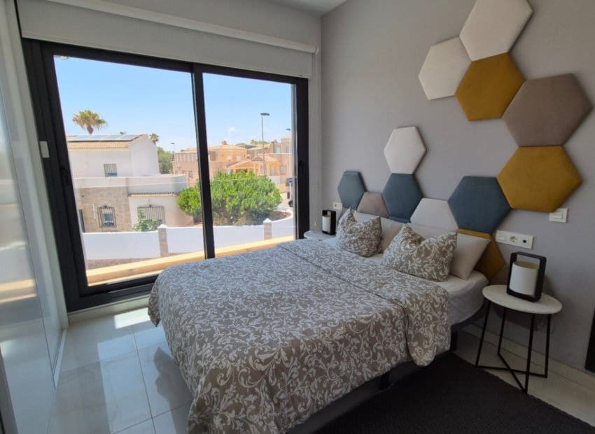 4 makuuhuone Huvila myytävänä paikassa Torrevieja mukana uima-altaan - 785 000 € (Ref: 9987256)