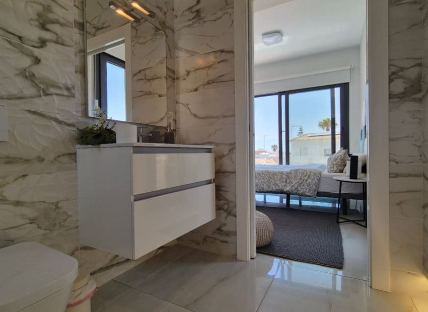 4 makuuhuone Huvila myytävänä paikassa Torrevieja mukana uima-altaan - 785 000 € (Ref: 9987256)