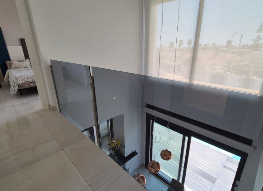 4 makuuhuone Huvila myytävänä paikassa Torrevieja mukana uima-altaan - 785 000 € (Ref: 9987256)