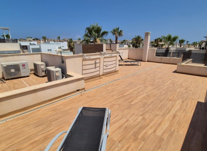 4 makuuhuone Huvila myytävänä paikassa Torrevieja mukana uima-altaan - 785 000 € (Ref: 9987256)