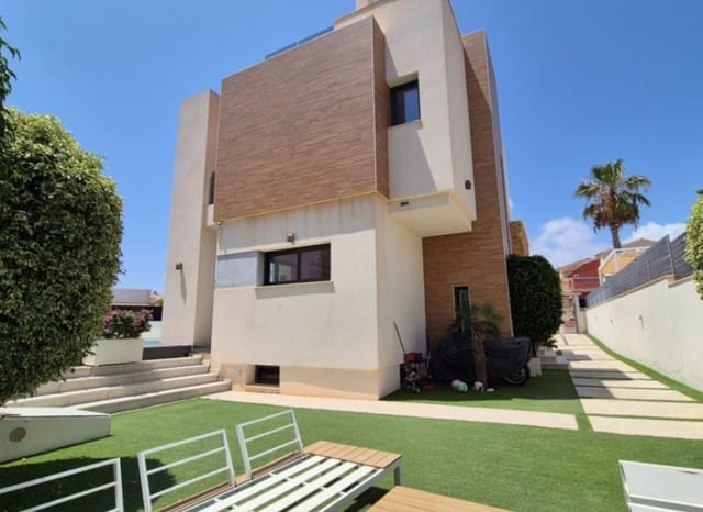 4 soverom Villa til salgs i Playa de los Locos, Torrevieja med svømmebasseng - € 785 000 (Ref: 9987256)
