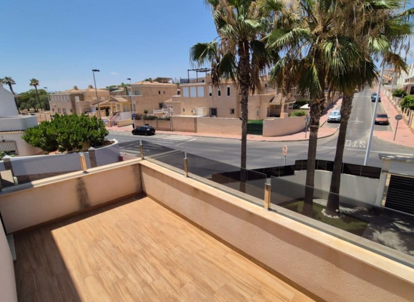 4 makuuhuone Huvila myytävänä paikassa Torrevieja mukana uima-altaan - 785 000 € (Ref: 9987256)