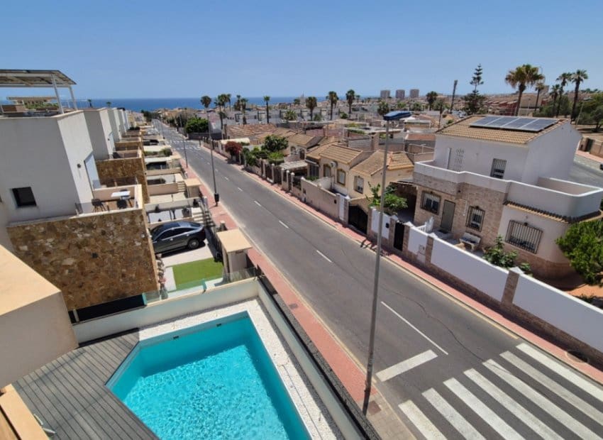 4 makuuhuone Huvila myytävänä paikassa Torrevieja mukana uima-altaan - 785 000 € (Ref: 9987256)