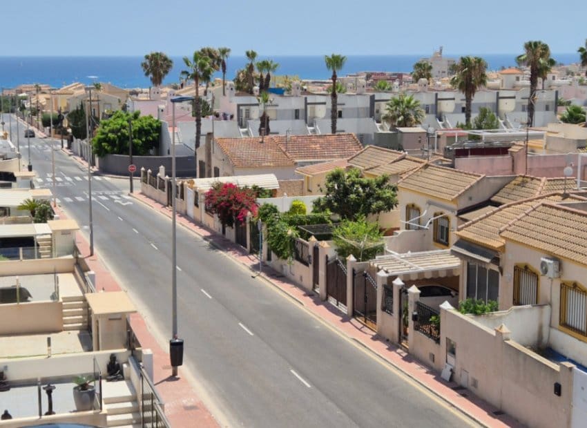 4 makuuhuone Huvila myytävänä paikassa Torrevieja mukana uima-altaan - 785 000 € (Ref: 9987256)