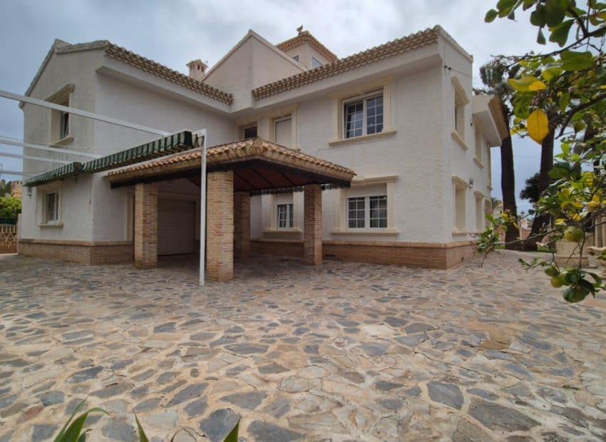 Chalet de 7 habitaciones en Orihuela Costa en venta con piscina - 1.490.000 € (Ref: 9987258)