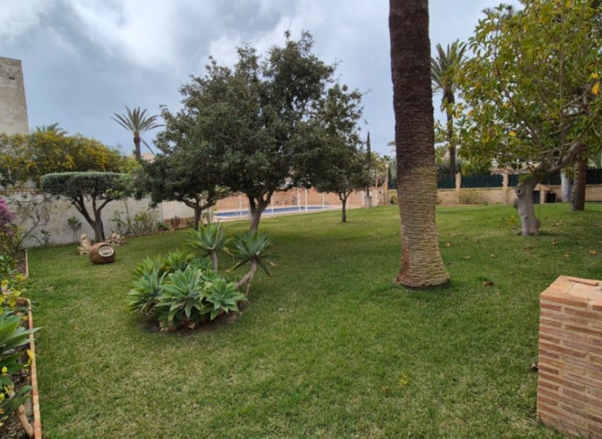 Chalet de 7 habitaciones en Orihuela Costa en venta con piscina - 1.490.000 € (Ref: 9987258)