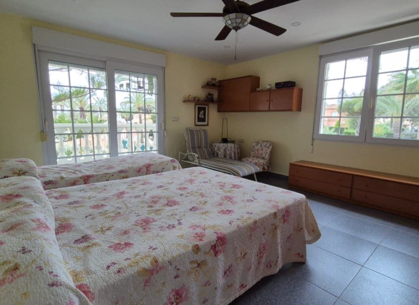 Chalet de 7 habitaciones en Orihuela Costa en venta con piscina - 1.490.000 € (Ref: 9987258)