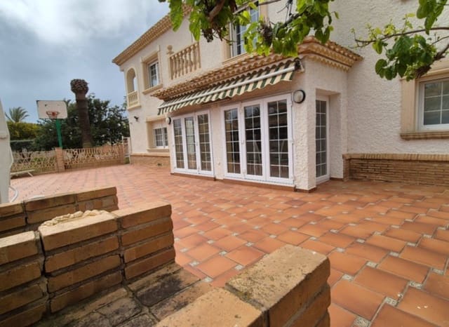 Chalet de 7 habitaciones en Cabo Roig, Orihuela en venta con piscina - 1.490.000 € (Ref: 9987258)