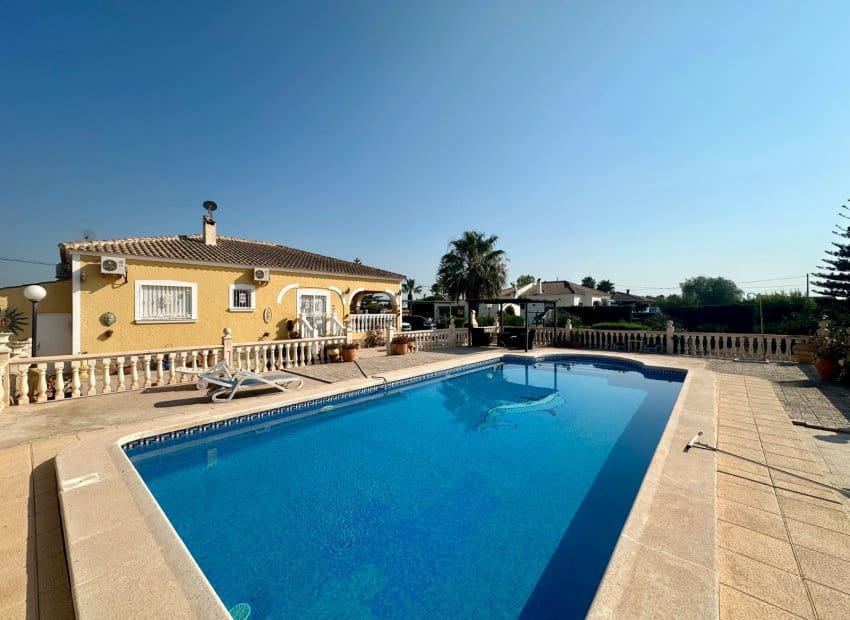 4 soveværelse Villa til salg i Catral med swimmingpool - € 375.000 (Ref: 9987267)