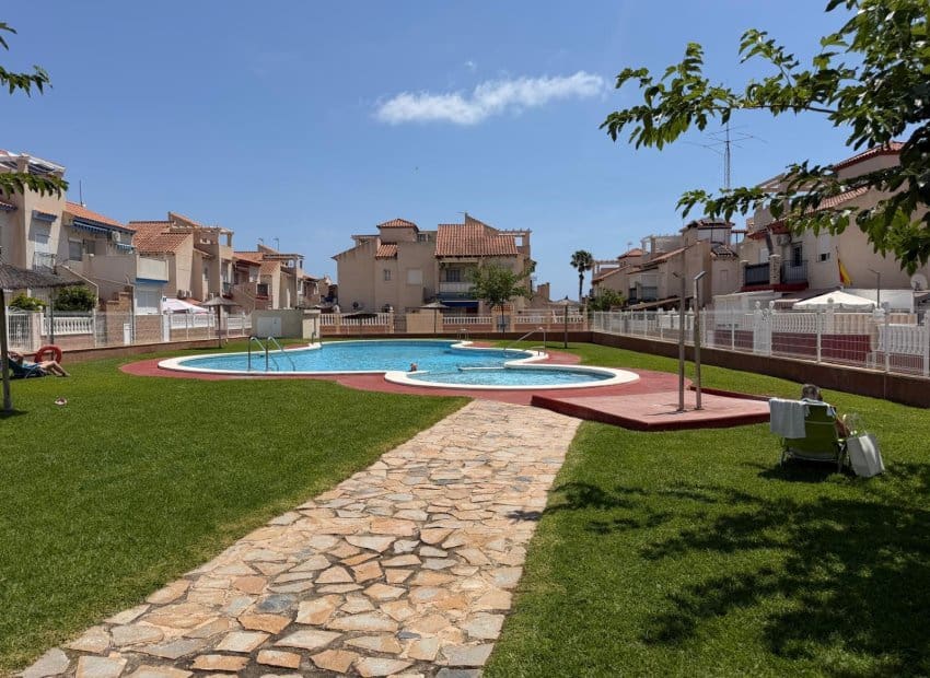 2 sovrum Lägenhet till salu i Playa Flamenca med pool - 198 000 € (Ref: 9991506)