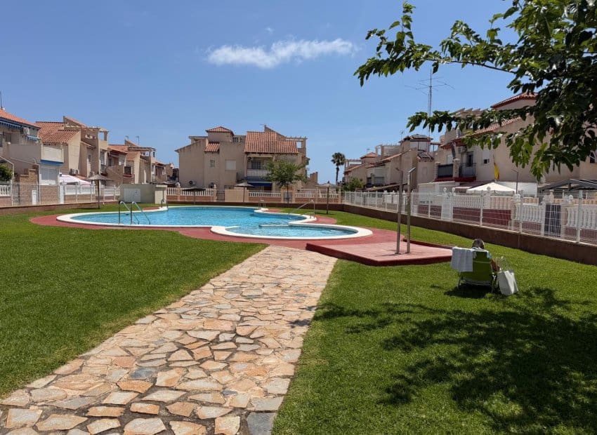 2 sovrum Lägenhet till salu i Playa Flamenca med pool - 198 000 € (Ref: 9991506)