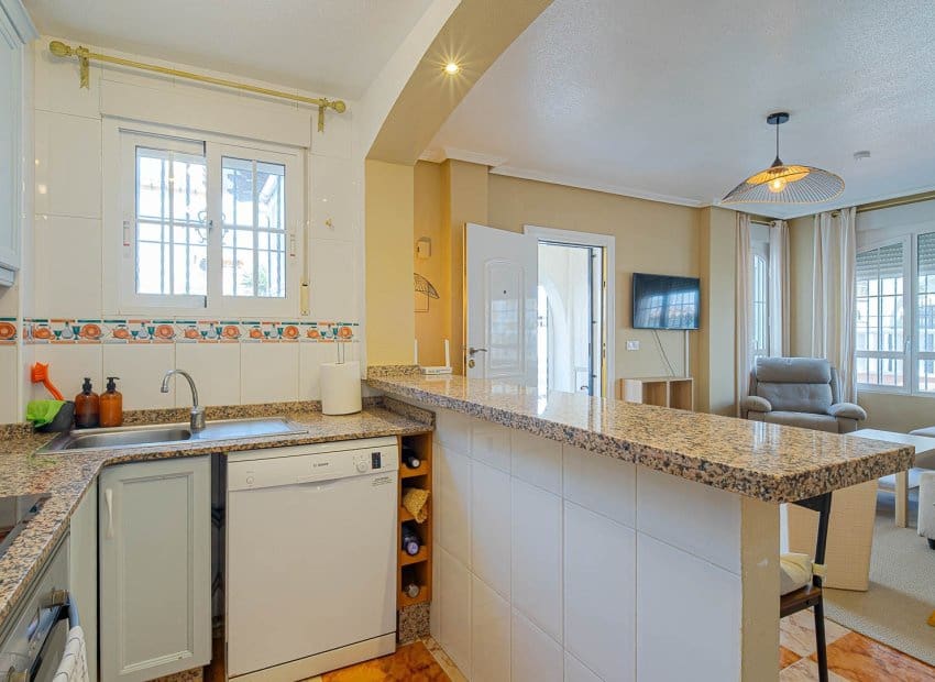 3 makuuhuone Omakotitalo myytävänä paikassa Orihuela Costa mukana uima-altaan - 269 900 € (Ref: 9996232)