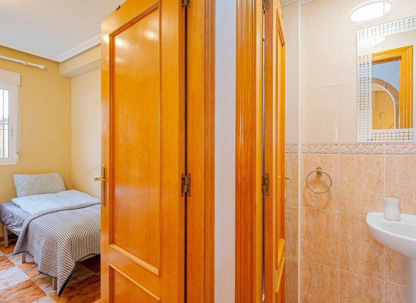 3 makuuhuone Omakotitalo myytävänä paikassa Orihuela Costa mukana uima-altaan - 269 900 € (Ref: 9996232)