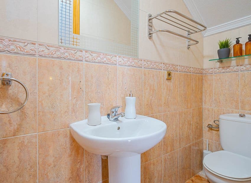 3 makuuhuone Omakotitalo myytävänä paikassa Orihuela Costa mukana uima-altaan - 269 900 € (Ref: 9996232)