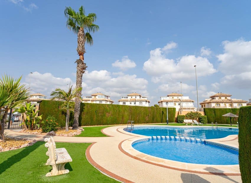 3 makuuhuone Omakotitalo myytävänä paikassa Orihuela Costa mukana uima-altaan - 269 900 € (Ref: 9996232)