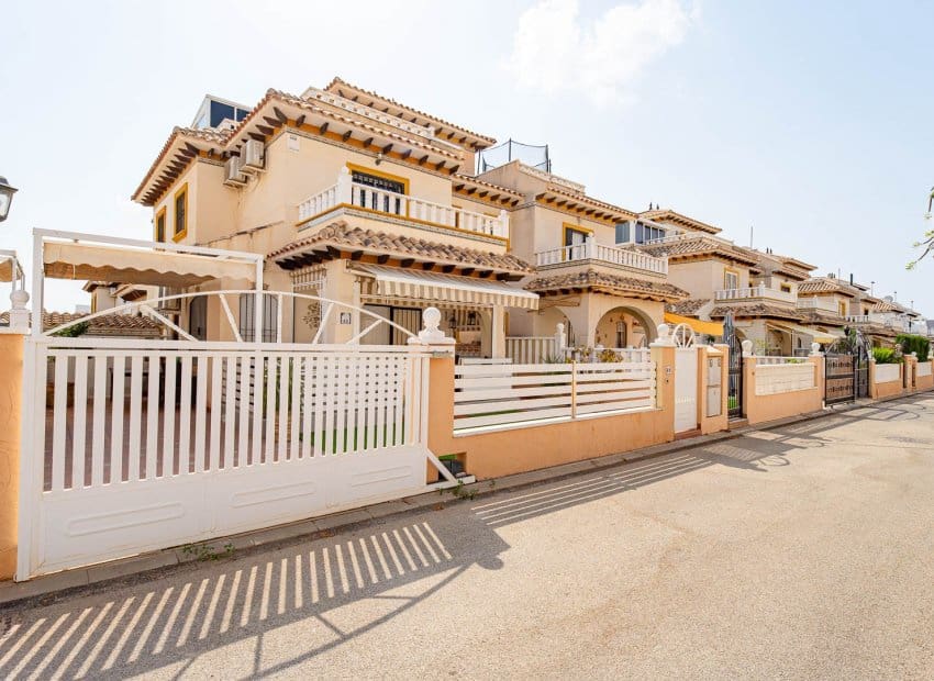 3 makuuhuone Omakotitalo myytävänä paikassa Orihuela Costa mukana uima-altaan - 269 900 € (Ref: 9996232)