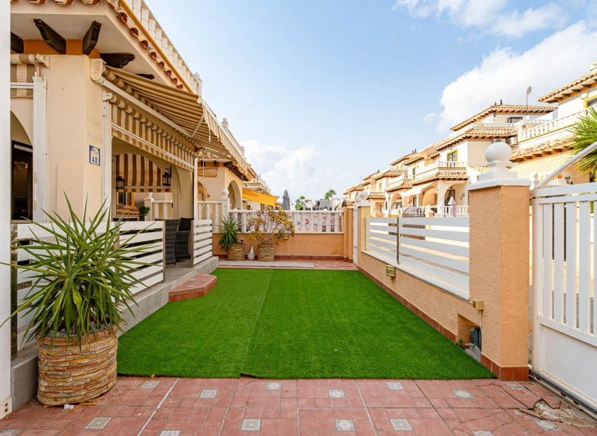 3 makuuhuone Omakotitalo myytävänä paikassa Orihuela Costa mukana uima-altaan - 269 900 € (Ref: 9996232)