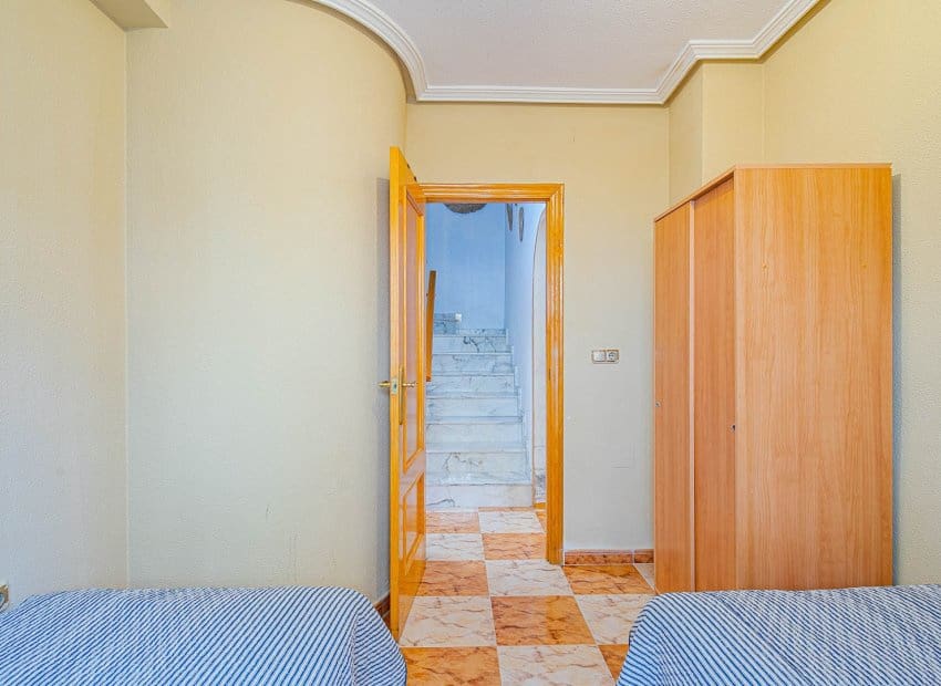 3 makuuhuone Omakotitalo myytävänä paikassa Orihuela Costa mukana uima-altaan - 269 900 € (Ref: 9996232)