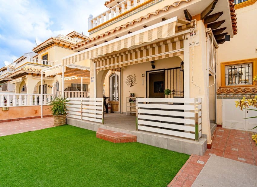 3 makuuhuone Omakotitalo myytävänä paikassa Orihuela Costa mukana uima-altaan - 269 900 € (Ref: 9996232)