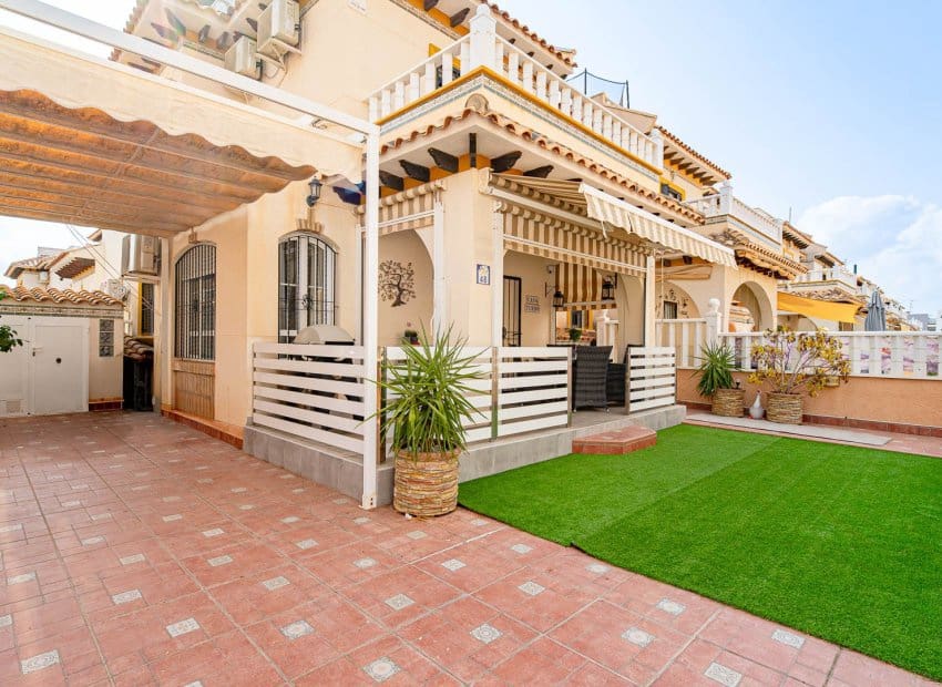 3 makuuhuone Omakotitalo myytävänä paikassa Orihuela Costa mukana uima-altaan - 269 900 € (Ref: 9996232)