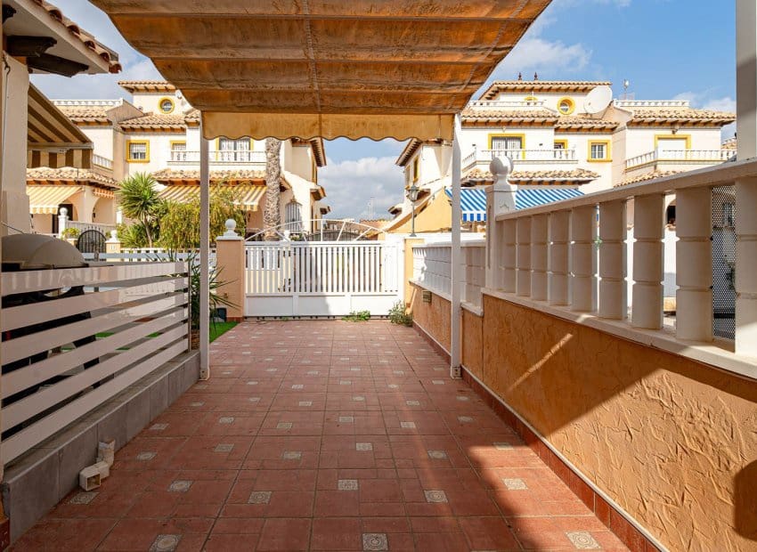 3 makuuhuone Omakotitalo myytävänä paikassa Orihuela Costa mukana uima-altaan - 269 900 € (Ref: 9996232)