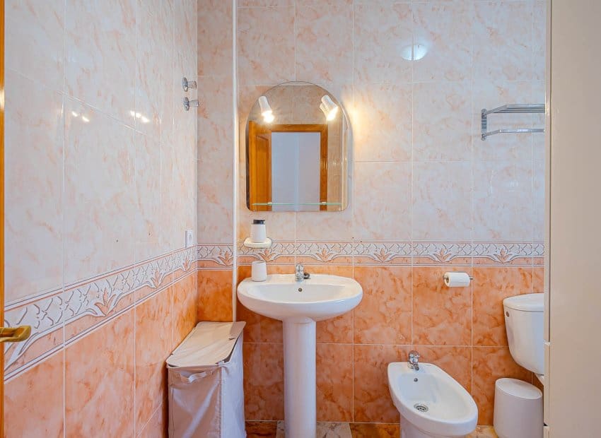 3 makuuhuone Omakotitalo myytävänä paikassa Orihuela Costa mukana uima-altaan - 269 900 € (Ref: 9996232)