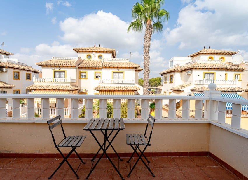 3 makuuhuone Omakotitalo myytävänä paikassa Orihuela Costa mukana uima-altaan - 269 900 € (Ref: 9996232)