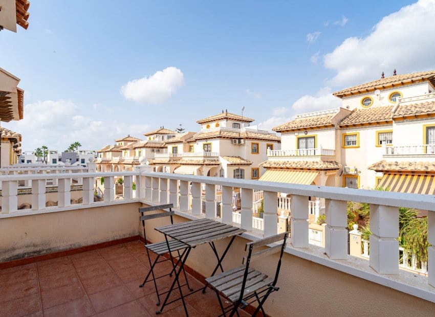 3 makuuhuone Omakotitalo myytävänä paikassa Orihuela Costa mukana uima-altaan - 269 900 € (Ref: 9996232)