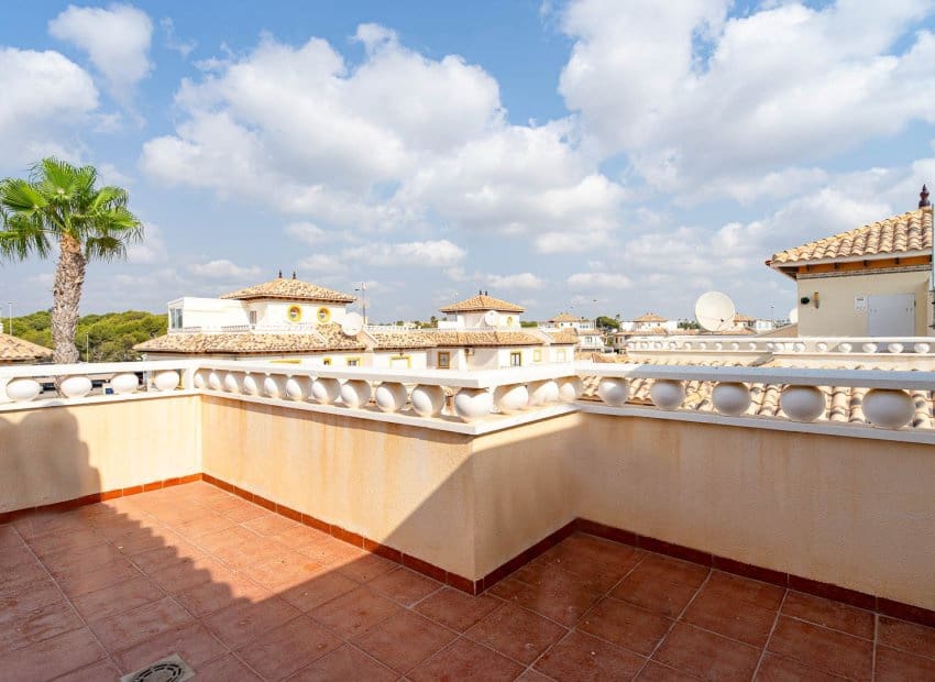 3 makuuhuone Omakotitalo myytävänä paikassa Orihuela Costa mukana uima-altaan - 269 900 € (Ref: 9996232)