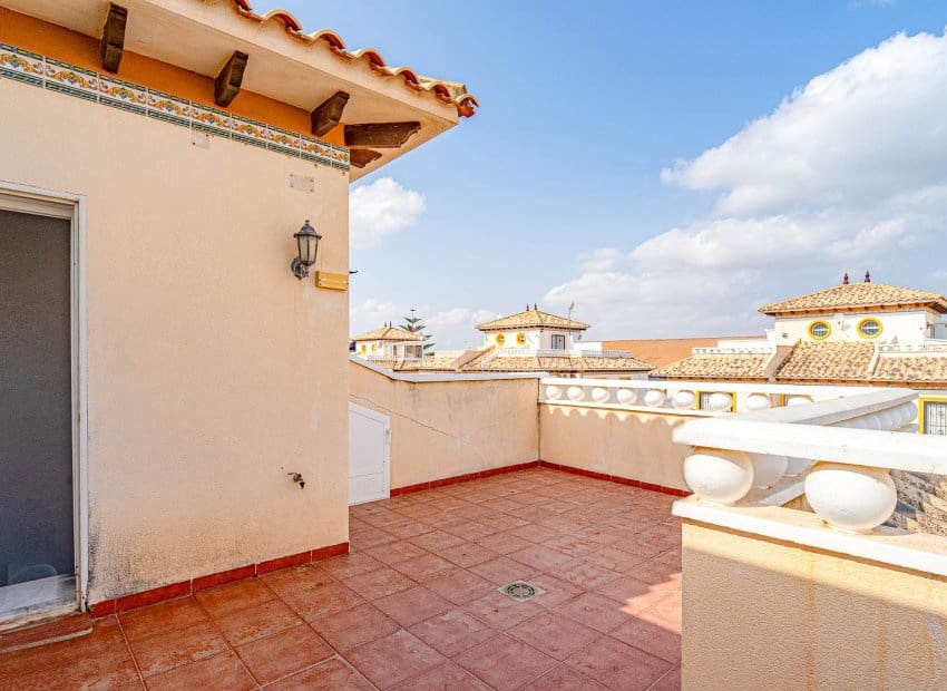 3 makuuhuone Omakotitalo myytävänä paikassa Orihuela Costa mukana uima-altaan - 269 900 € (Ref: 9996232)