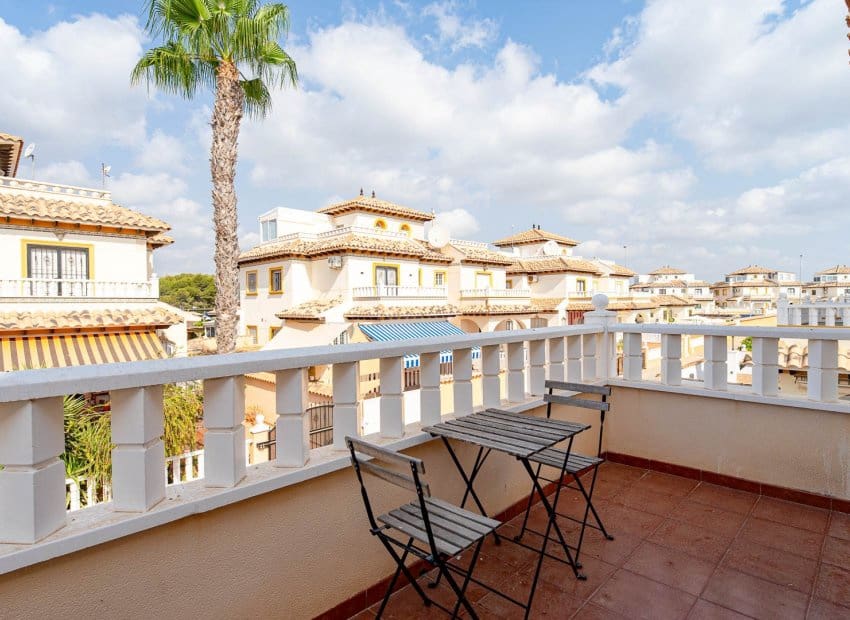3 makuuhuone Omakotitalo myytävänä paikassa Orihuela Costa mukana uima-altaan - 269 900 € (Ref: 9996232)