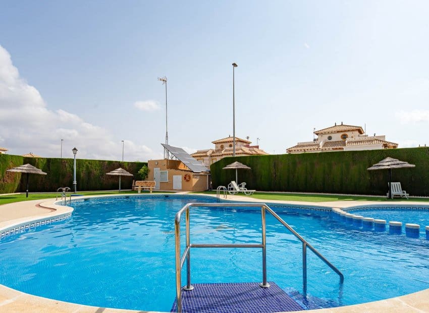 3 makuuhuone Omakotitalo myytävänä paikassa Orihuela Costa mukana uima-altaan - 269 900 € (Ref: 9996232)