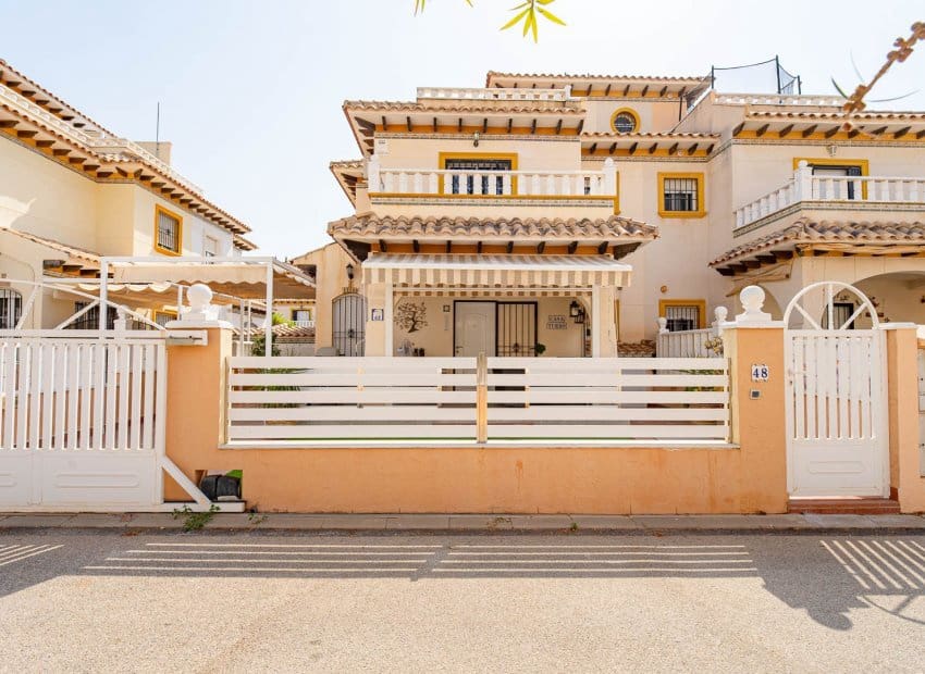 3 makuuhuone Omakotitalo myytävänä paikassa Orihuela Costa mukana uima-altaan - 269 900 € (Ref: 9996232)