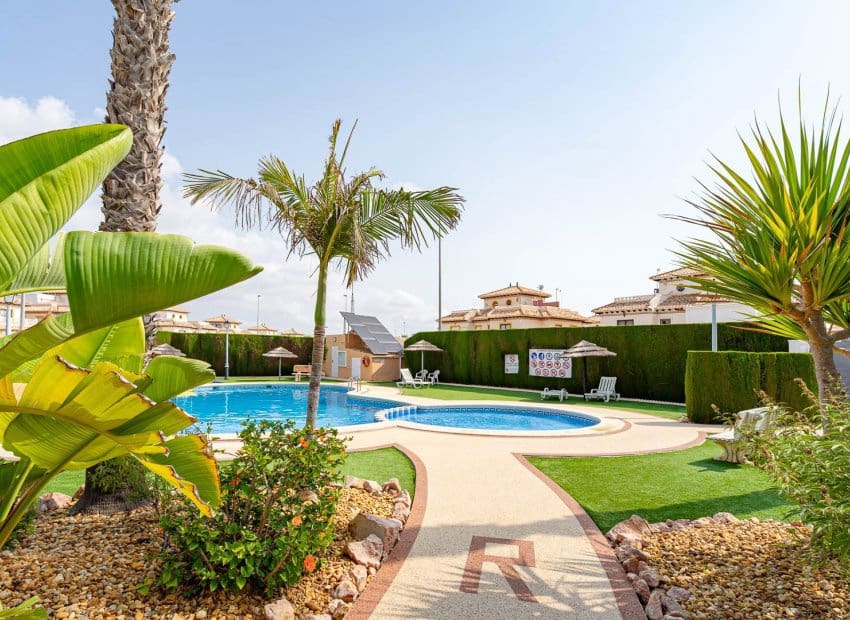 3 makuuhuone Omakotitalo myytävänä paikassa Orihuela Costa mukana uima-altaan - 269 900 € (Ref: 9996232)