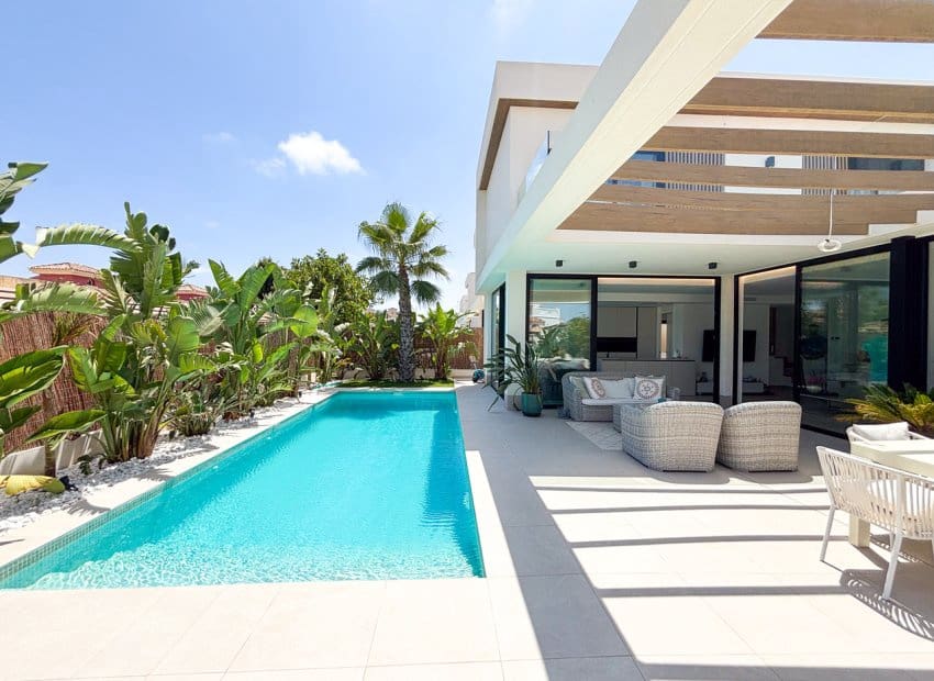 3 slaapkamer Villa te koop in Orihuela Costa met zwembad - € 749.000 (Ref: 9996234)
