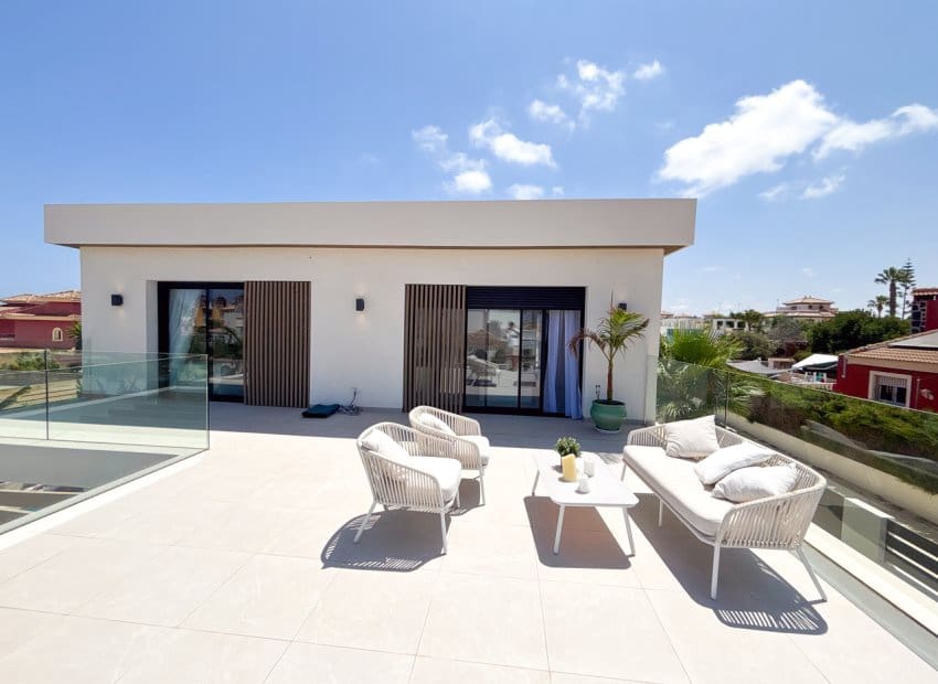 3 slaapkamer Villa te koop in Orihuela Costa met zwembad - € 749.000 (Ref: 9996234)