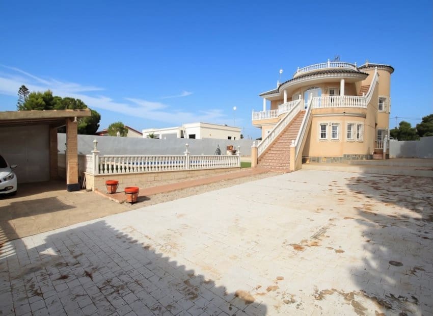 5 slaapkamer Villa te koop in Campoamor met zwembad - € 540.000 (Ref: 9996237)