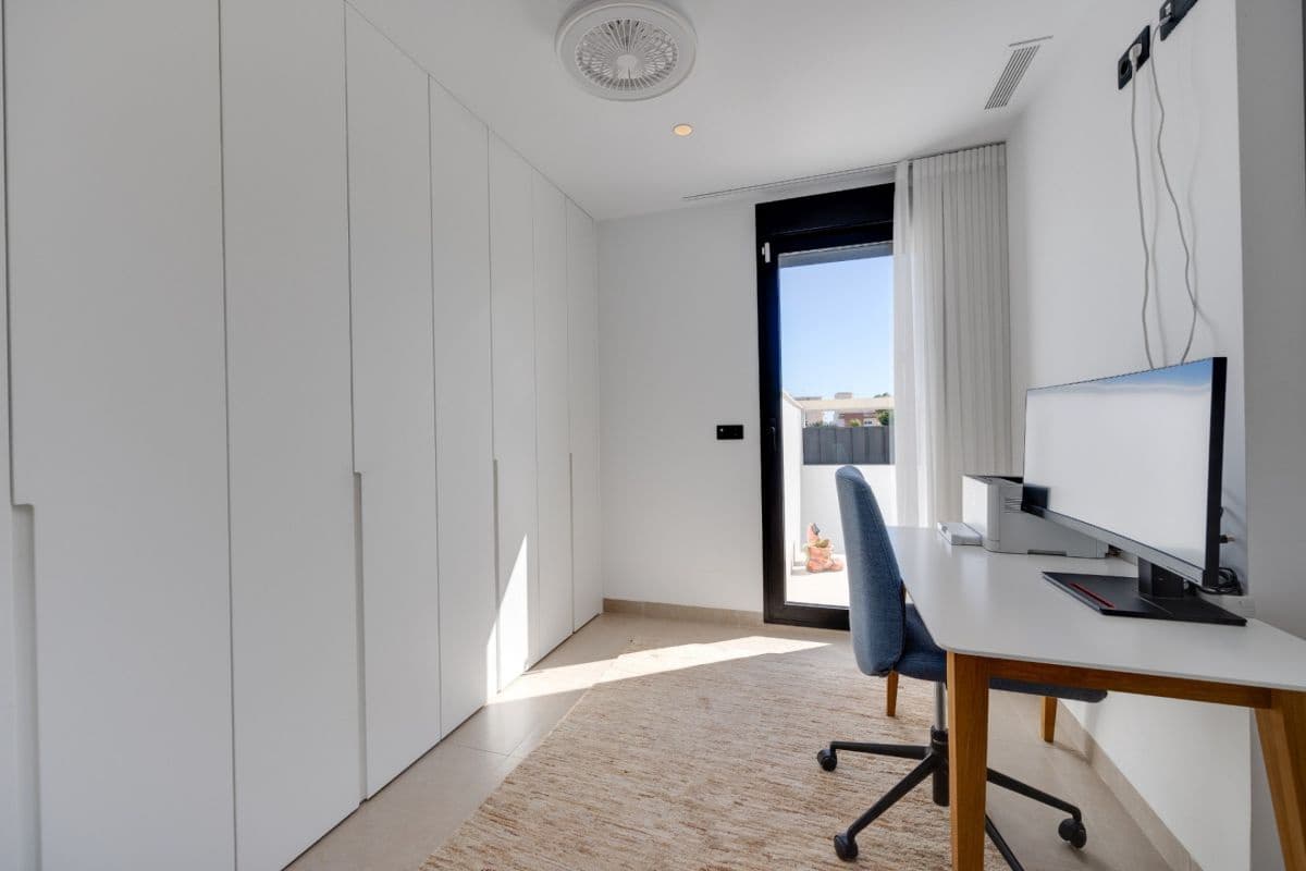 3 makuuhuone Bungalow myytävänä paikassa Pilar de la Horadada mukana uima-altaan 
autotalli - 429 000 € (Ref: 9759518)