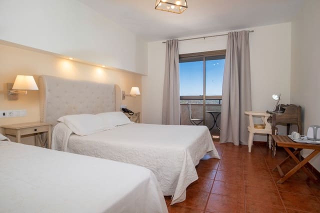 Commercial for sale in Arenas - € 3,400,000 (Ref: 8884946)