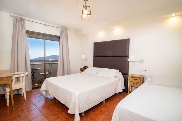 Commercial for sale in Arenas - € 3,400,000 (Ref: 8884946)